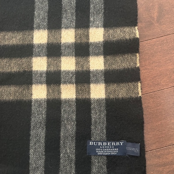 Authentic Burberry 100 percent cashmere unisex scarf - Picture 4 of 5